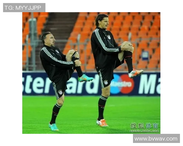 抱手的足球明星展现独特魅力与风采引领球迷热潮